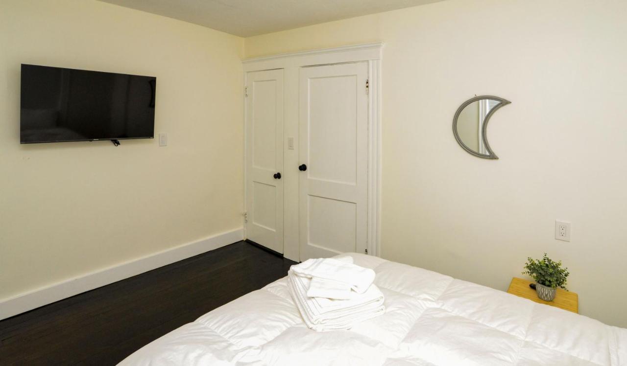 Modern Two Bedroom Condo - Boston Stoneham Extérieur photo