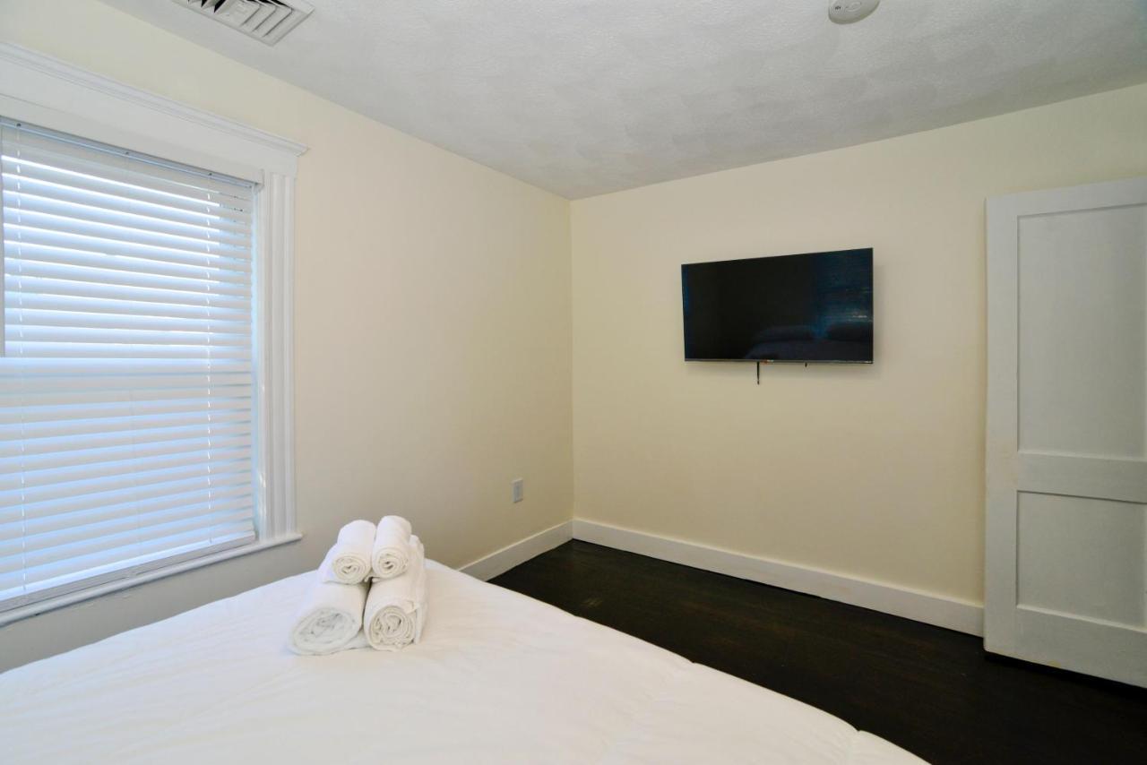 Modern Two Bedroom Condo - Boston Stoneham Extérieur photo