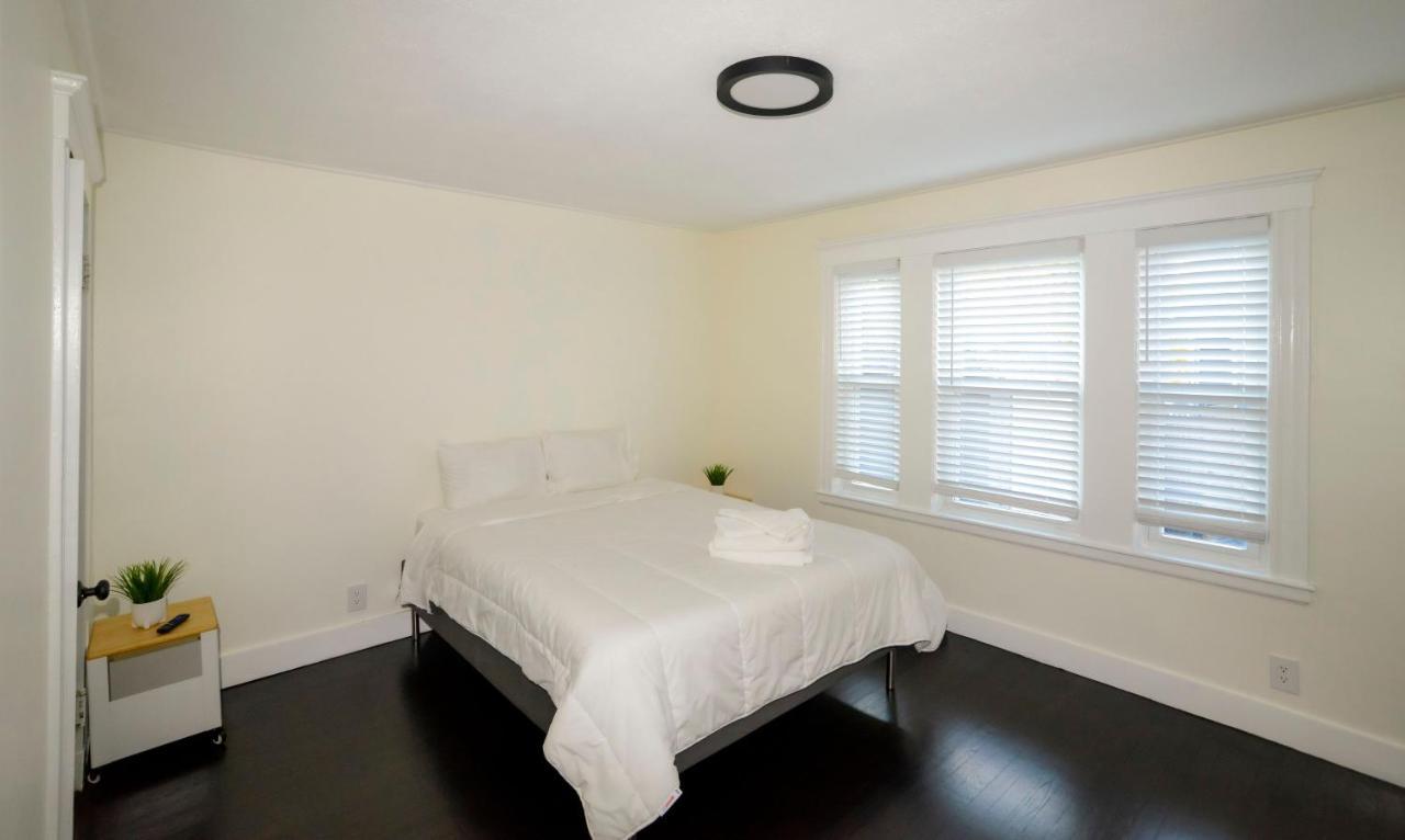 Modern Two Bedroom Condo - Boston Stoneham Extérieur photo